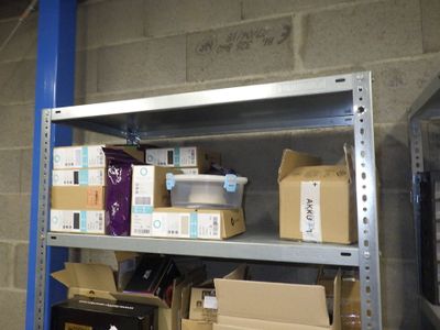 une étagère sur laquelle sont empilées des boîtes, encore et encore, dans un entrepôt