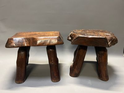 DEUX TABOURETS ou BOUTS DE CANAPE en bois teinté, de style b…