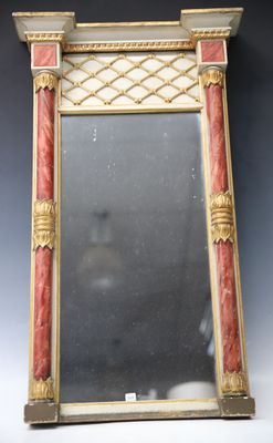 un miroir avec un cadre rouge et doré