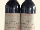 deux bouteilles de vin posées l'une à côté de l'autre sur une table