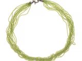 gros plan d'un collier de perles vertes sur fond blanc