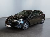 Une voiture noire est garée dans une pièce blanche au sol noir.
