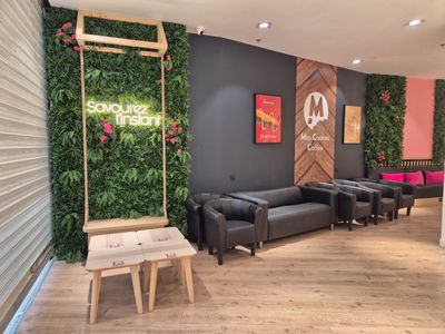 un salon avec une balançoire au milieu de la pièce