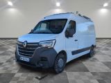 la camionnette blanche est garée dans une grande pièce au sol en damier