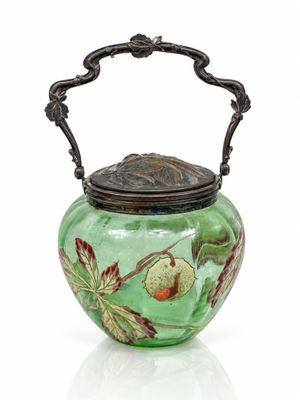 une image représentant un vase vert muni d'une anse, posé sur une surface blanche
