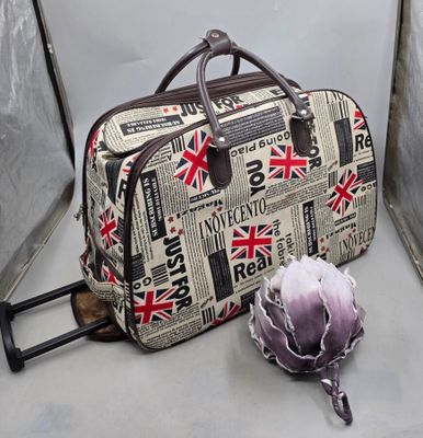 un bagage posé par terre à côté d'une fleur