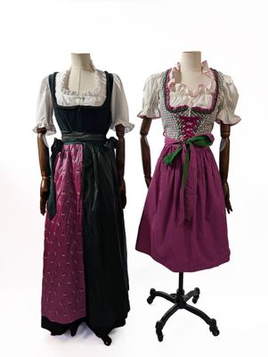 deux mannequins vêtus de vêtements de couleurs différentes