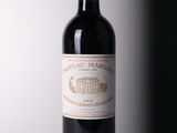 une bouteille de vin posée sur une table