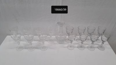 de nombreux verres à vin posés sur une table blanche