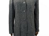 une image d'un manteau de femme sur un mannequin