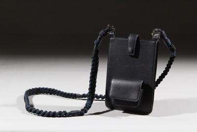 un téléphone portable noir muni d'un cordon