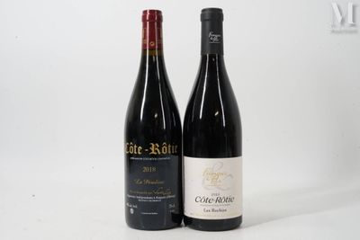 deux bouteilles de vin posées l'une à côté de l'autre sur une surface blanche