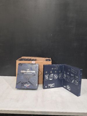 trois boîtes de café posées sur une table, à côté d'une boîte de café