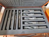 de nombreux outils rangés dans une mallette posée sur une table