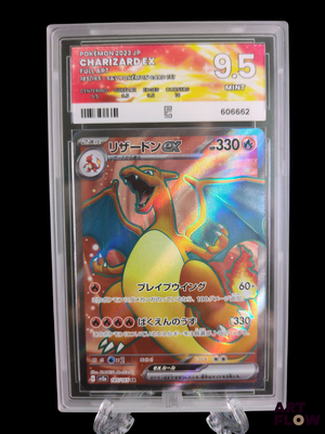 une image d'une carte Pokémon dans un étui en plastique