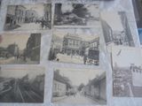 plusieurs vieilles photos en noir et blanc d'une rue et de bâtiments
