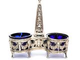 deux bols en verre bleu posés sur un socle en argent