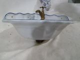 un évier blanc avec un robinet en or