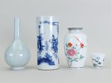trois vases posés l'un à côté de l'autre sur une table