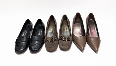 cinq paires de chaussures pour femmes alignées en rang