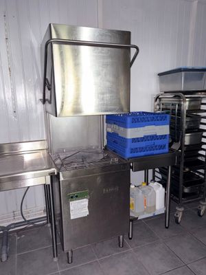 une cuisine équipée de nombreux appareils électroménagers en inox