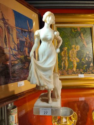 une statue représentant une femme, exposée dans une vitrine
