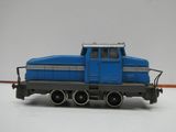 un petit train sur une surface blanche avec un fond blanc