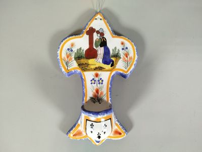 une horloge décorative accrochée au mur, sur laquelle figurent un homme et une femme
