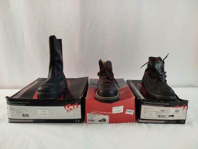 trois paires de chaussures pour homme posées sur des cartons, sur une surface blanche