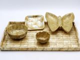 un plateau sur lequel sont disposés un papillon et des bols