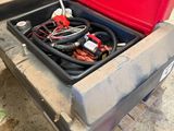 une boîte rouge contenant tout un tas de fils