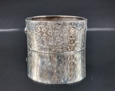 une coupe en argent posée sur une surface noire
