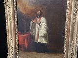 un vieux tableau représentant un homme vêtu d'une robe blanche et tenant un tissu rouge