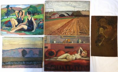quatre tableaux représentant des femmes assises sur un canapé devant un fond blanc