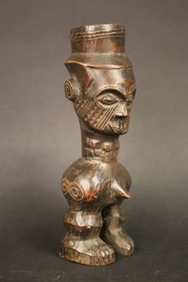 un gros plan sur la statue d'un homme coiffé d'un chapeau