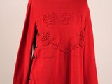 une photo d'un pull rouge sur un mannequin