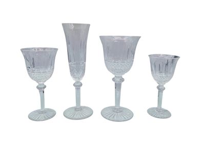 trois verres à pied en verre transparent et un verre à vin sur fond blanc