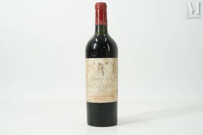 une bouteille de vin posée sur une table