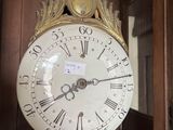 une grande horloge exposée dans une pièce