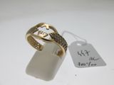 une photo d'une bague en or sertie de diamants, avec une étiquette de prix