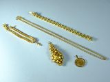 plusieurs bijoux en or, dont un collier, un bracelet et une bague