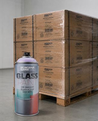 un pot de peinture posé sur une palette à côté d'une pile de cartons