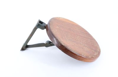 une image montrant un gros plan d'un objet en bois posé sur une surface blanche