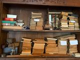 une étagère sur laquelle sont posés de nombreux livres