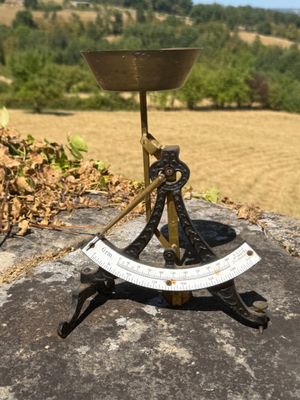 une balance posée sur un rocher au milieu d'un champ