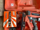 une boîte à outils orange contenant une agrafeuse et une agrafeuse
