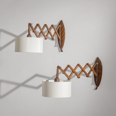 deux appliques en bois fixées au mur, équipées d'ampoules blanches