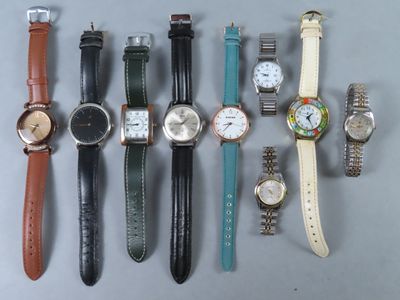 un grand nombre de montres posées sur une table