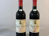 deux bouteilles de vin posées sur une table l'une à côté de l'autre