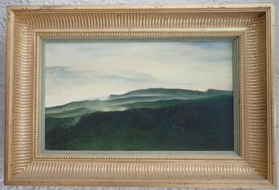 une peinture à l'huile représentant une chaîne de montagnes, dans un cadre doré, accrochée au mur